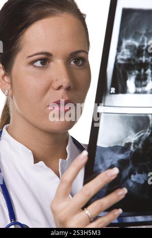 Ein Arzt im Krankenhaus mit Roentgenbild Foto Stock