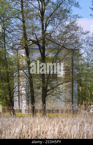 Cappella della Vergine Maria a Studzieniczna, Polonia. Vista dal lago. Augustow, Polonia, Europa Foto Stock