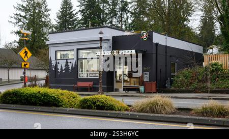 Duvall, Washington, USA - 2 gennaio 2025; sede aziendale di Zeeks Pizza a Duvall, Washington, con cartello su Main Street nel centro città Foto Stock