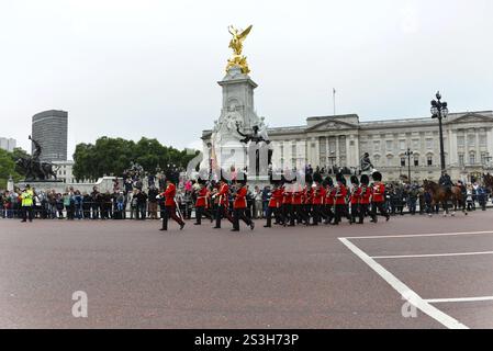 Guardia della regina, cambio della guardia, cambio della guardia di fronte a Buckingham Palace, Londra, regione di Londra, Inghilterra, soldati in uniforme rossa chang Foto Stock