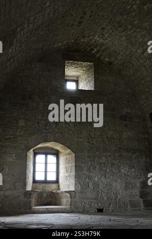 Foto di scorta dell'interno medievale del castello Kolossi con soffitto a volta e luce che arriva attraverso due finestre in un muro di pietra a Cipro 2007 anni Foto Stock