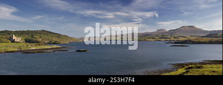 Panorama della penisola di Duirinish con il castello di Dunvegan, l'isola di Skye, Scozia Foto Stock