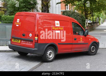 Red Royal mail furgone parcheggiato sul ciglio della strada in una città, Londra, regione di Londra, Inghilterra, Regno Unito, Europa Foto Stock