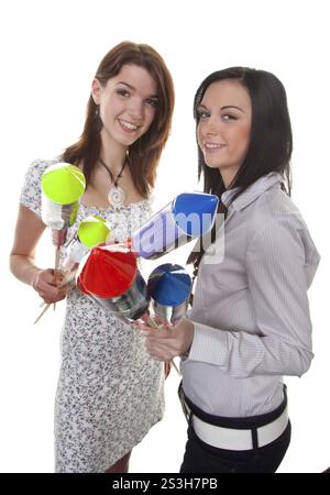 Due giovani ragazze con fuochi d'artificio Razzi nelle loro mani Foto Stock