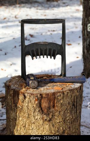 Troncare lo splitter e il martello nella neve Foto Stock