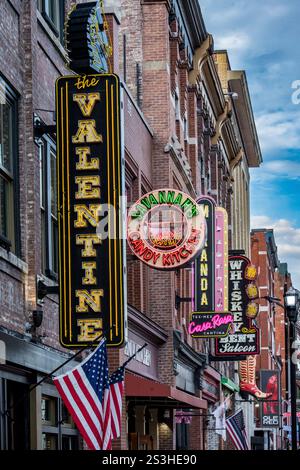 La Honky Tonk Highway di Nashville brilla di luci al neon, fascino storico e segni vivaci. Una celebrazione dell'ospitalità del sud e della cultura musicale! Foto Stock