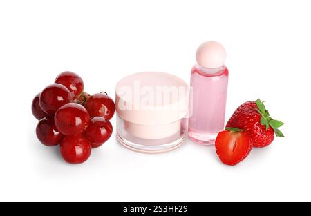 Prodotti cosmetici, uva e fragola su fondo bianco Foto Stock