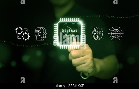 Concetto di doppio digitale. Tecnologia di automazione della produzione industriale. Un uomo con una chiave pronta a mantenere, azionare e controllare il sistema, con la mente Foto Stock