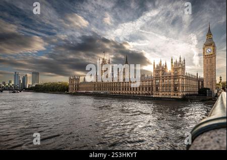 Vista panoramica dell'iconico palazzo del Parlamento di Londra lungo il Tamigi al tramonto Foto Stock
