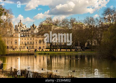 Vista pittoresca dell'edificio storico accanto al tranquillo lago Park Foto Stock