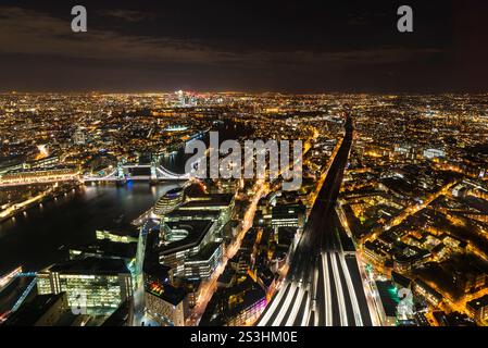 Vista notturna aerea dello skyline di Londra con Tower Bridge illuminato Foto Stock