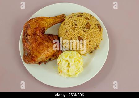 cena a tavola con guandules moro, piatti tipici domenicani Foto Stock