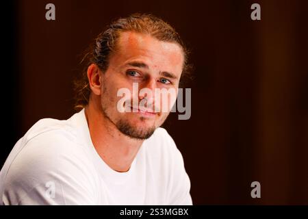Melbourne, Australia. 10 gennaio 2025. Tennis: Australian Open. Alexander Zverev sorride durante una conferenza stampa prima dell'Australian Open. Crediti: Frank Molter/dpa/Alamy Live News Foto Stock
