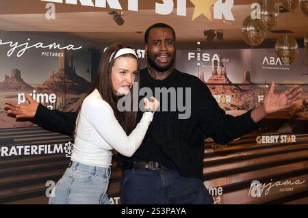 Ceci chuh e Victor Ben Otekpen bei der Premiere der Amazon prime Video-serie Gerry Star Der schlechteste beste Produzent aller Zeiten im AchtBerlin. Berlino, 09.01.2025 *** Ceci chuh e Victor Ben Otekpen alla prima della serie Amazon prime Video Gerry Star il peggior produttore di tutti i tempi all'AchtBerlin Berlin Berlin, 09 01 2025 foto:XJ.xKnowlesx/xFuturexImagex gerry 5131 Foto Stock