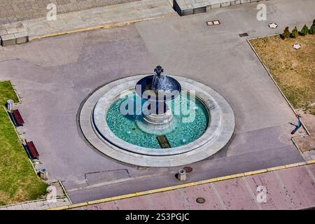 Vista ad alto angolo della fontana in pubblico in un giorno d'estate soleggiato, Varsavia, Polonia, Europa Foto Stock