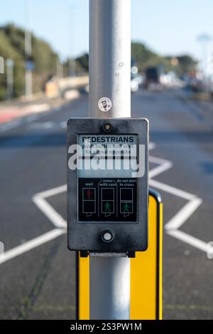 Pulsante elettronico di attraversamento pedonale su una strada in Inghilterra. Gennaio 2025. Foto Stock