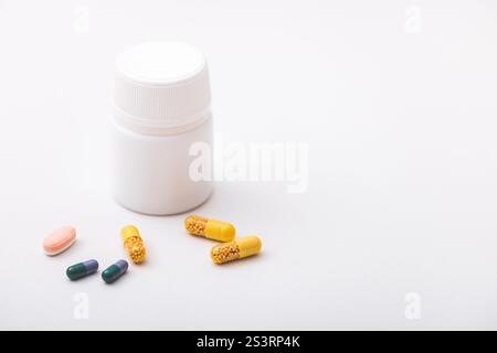 Farmaci, farmaci, vitamine, pillole su sfondo bianco. Farmacia Foto Stock