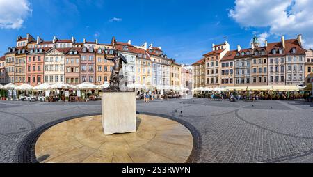 Piazza del mercato della città vecchia nella città di Varsavia con la statua della Sirenetta (1855 ) in primo piano con molti caffè e ristoranti, Varsavia, Polonia Foto Stock