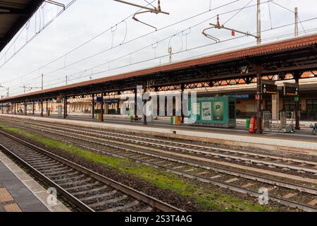 VERONA, ITALIA - 22 OTTOBRE 2024: Banchine della stazione ferroviaria di Verona porta nuova in Italia, con binari, tettoie e passeggeri in attesa Foto Stock