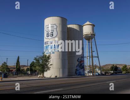 Torri e silo storici sulla Route 66 (ora i-40), Andy Devine Way, Mojave County, Kingman, Arizona Foto Stock