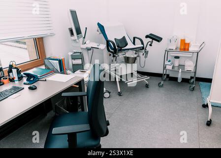 Interno di un ufficio ginecologo in un ospedale, una stanza luminosa con attrezzature mediche Foto Stock