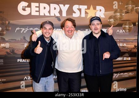 Tom Gronau, Sascha Nathan e Max Wolter beim Special Screening der prime Video Comedy-mockumentary-serie Gerry Star - Der schlechteste beste Produzent aller Zeiten im AchtBerlin. Berlino, 09.01.2024 *** Tom Gronau, Sascha Nathan e Max Wolter alla proiezione speciale della serie mockumentary di prime Video Gerry Star Der schlechteste beste Produzent aller Zeiten presso AchtBerlin Berlin, 09 01 2024 foto:XS.xGabschx/xFuturexImagex STAR 5112 Foto Stock