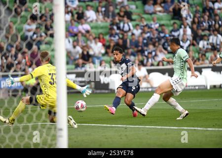 MELBOURNE, AUSTRALIA. 10 gennaio 2025. Nella foto: Il centrocampista della Melbourne Victory Daniel Arzani colpisce la palla verso il gol durante la prima metà della partita del 13° turno di SUZU A League, Melbourne Victory vs Western United all'AAMI Park di Melbourne, Australia, il 10 gennaio 2025. Crediti: Karl Phillipson / Alamy Live News Foto Stock