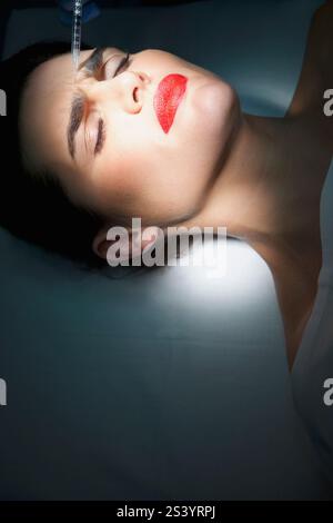 La donna la ricezione di Botox iniezione sul fronte Foto Stock