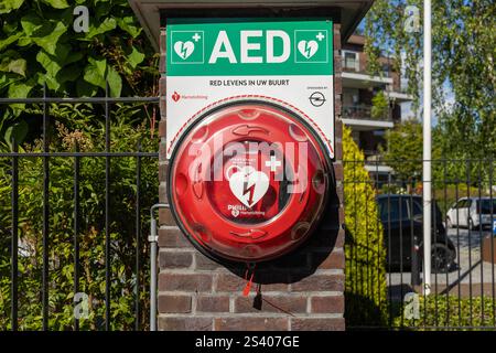 Utrecht, Paesi Bassi. 19 giugno 2024. AED urbano montato su un muro in mattoni di pietra. Un defibrillatore semiautomatico esterno, o un defibrillatore semiautomatico esterno, viene utilizzato per aiutare i pazienti a Foto Stock