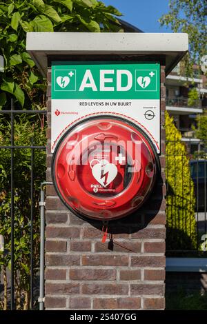 Utrecht, Paesi Bassi. 19 giugno 2024. AED urbano montato su un muro in mattoni di pietra. Un defibrillatore semiautomatico esterno, o un defibrillatore semiautomatico esterno, viene utilizzato per aiutare i pazienti a Foto Stock