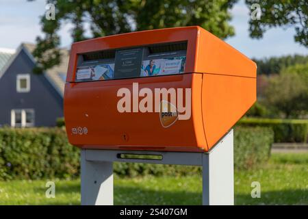 Utrecht, Paesi Bassi. 17 giugno 2024. Cassetta postale PostNL con il suo colore arancione e il logo all'esterno lungo il marciapiede. Società di servizi postali olandese su un su Foto Stock