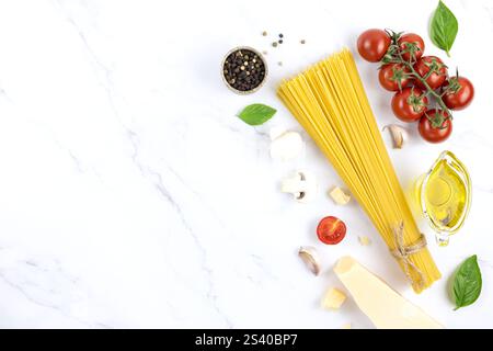 Ingredienti per preparare piatti italiani o pasta. Ingredienti: Spaghetti, pomodori, formaggio, olive su sfondo bianco. Foto Stock
