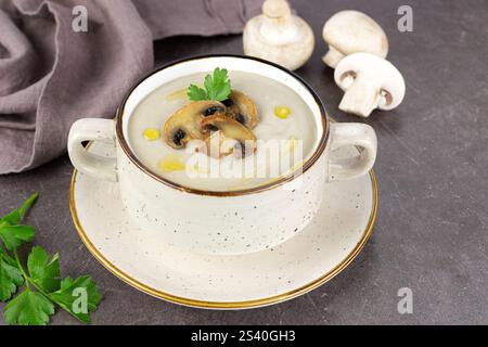 Zuppa di crema di funghi con champignon, crostini e prezzemolo su sfondo marrone. Foto Stock