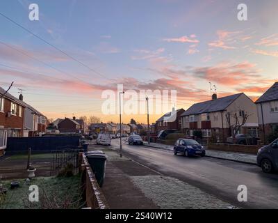 Vista mattutina lungo una strada residenziale di Reading, Berkshire, Regno Unito, in una mattina fredda d'inverno. Foto Stock