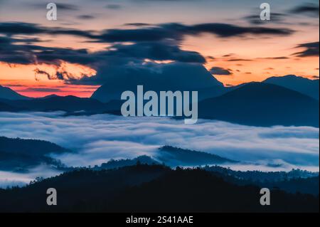 Splendida alba sulla montagna calcarea di Doi Luang Chiang Dao sul mare di nebbia che offre un'atmosfera tranquilla dal punto panoramico Den TV a Mueang Khong, C. Foto Stock