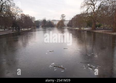 Londra, Inghilterra, Regno Unito. 10 gennaio 2025. Lago ghiacciato nel St James's Park, nel centro di Londra, con il crollo delle temperature in tutto il Regno Unito. Buckingham Palace si vede sullo sfondo. (Credit Image: © Vuk Valcic/ZUMA Press Wire) SOLO PER USO EDITORIALE! Non per USO commerciale! Foto Stock