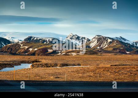 Vista panoramica della catena montuosa vulcanica con neve ricoperta in una remota natura selvaggia in estate in Islanda Foto Stock