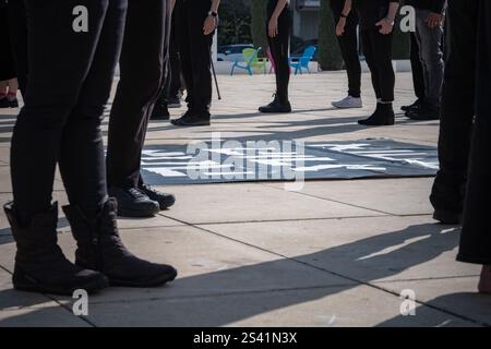 Tel Aviv, Tel Aviv, Israele. 10 gennaio 2025. Performance chiamata ''YOU ARE KILLING THEM'' a Tel Aviv. chiedere il salvataggio immediato di tutti gli ostaggi e un cessate il fuoco ora. (Credit Image: © Gaby Schuetze/ZUMA Press Wire) SOLO PER USO EDITORIALE! Non per USO commerciale! Foto Stock