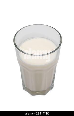 Bicchiere di latte leggermente superiore – Fotografia minimalista del settore lattiero-caseario Foto Stock
