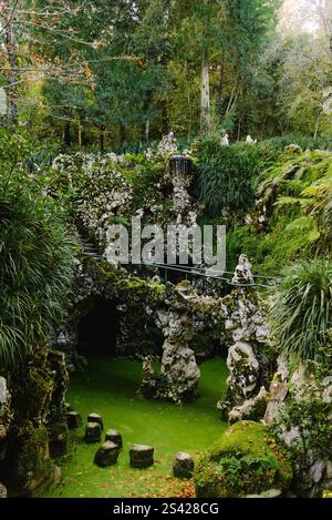 Ush Green Garden con arcate in pietra e rocce coperte di muschio Foto Stock