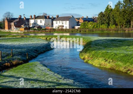 Il fiume Wheelock in piena che attraversa il villaggio di Wheelock nel Cheshire Foto Stock