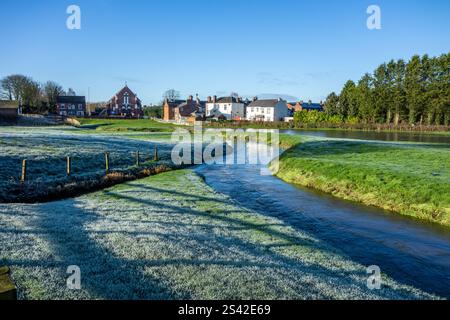 Il fiume Wheelock in piena che attraversa il villaggio di Wheelock nel Cheshire Foto Stock
