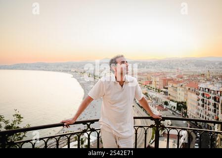 Uomo che gode della vista del tramonto su Nizza, Costa Azzurra Foto Stock