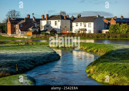 Il fiume Wheelock in piena che attraversa il villaggio di Wheelock nel Cheshire Foto Stock