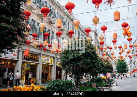 Xiamen, Cina - 21 settembre 2024: Via dello shopping di Zhongshan Road Foto Stock