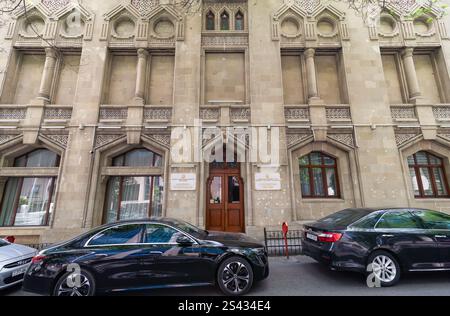 Baku, Azerbaigian - 5 maggio 2024: Vicino a via Nizami, la Biblioteca Presidenziale vanta una splendida architettura in pietra e funge da centro culturale e di ricerca, attirando visitatori e studiosi Foto Stock