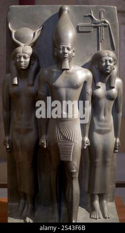 Statue di Micerino, Hathor, dea del nome di Afroditopoli nel Museo Egizio delle antichità, il Cairo, Egitto Foto Stock