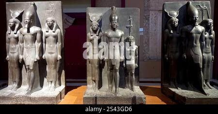 Statue di Micerino, Hathor, dea del nome di Afroditopoli nel Museo Egizio delle antichità, il Cairo, Egitto Foto Stock