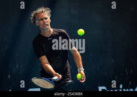 Melbourne, Australia. 10 gennaio 2025. Yannis Demeroutis, allenatore di David Goffin, raffigurato durante una sessione di allenamento prima dell'Australian Open, torneo di tennis del grande Slam, venerdì 10 gennaio 2025 a Melbourne Park, Melbourne, Australia. L'edizione 2024 del grande Slam australiano si svolge dal 14 al 28 gennaio. BELGA FOTO PATRICK HAMILTON credito: Belga News Agency/Alamy Live News Foto Stock