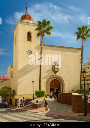 San Miguel de Salinas - la pittoresca piazza di Plaza la Libertad, San Miguel de Salinas, dominata dalla chiesa di San Miguel Arcáng del XVIII secolo Foto Stock